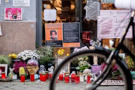 Auch Monate nach den tödlichen Schüssen hinterlassen Menschen am Tatort Blumen, Kerzen und Nachrichten im Gedenken an Lorenz. 