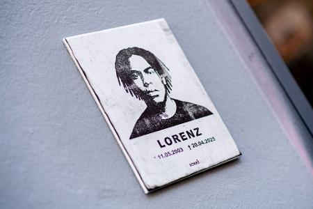 Die Umstände des gewaltsamen Todes von Lorenz sollen in einem Gerichtsverfahren geklärt werden. Angeklagt ist ein Polizist.