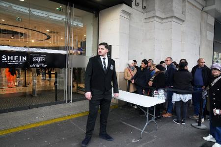 Viele Menschen standen vor der Eröffnung stundenlang Schlange.