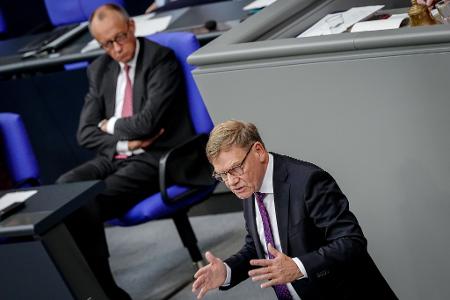 Auf den Wirbel um die Syrien-Äußerungen seines Außenministers Johann Wadephul hätte Kanzler Friedrich Merz (beide CDU) wohl gerne verzichtet.