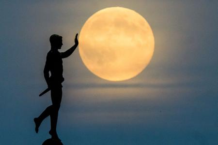 Der "Fackelträger" aus Hannover schiebt den Mond an....