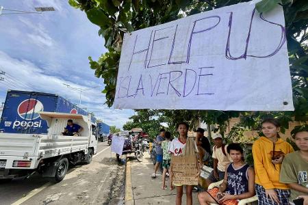 Verzweifelte Bürger hoffen nach den Überschwemmungen auf Hilfe.