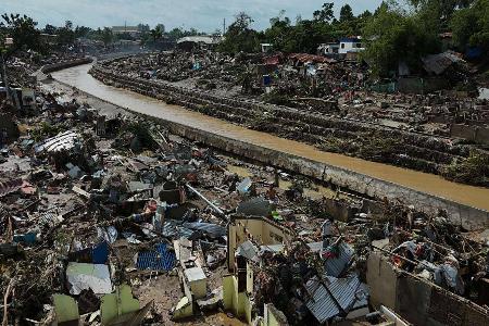 Die Zerstörungen sind gewaltig - es handelt sich um eine der schlimmsten Flutkatastrophen der vergangenen Jahre in dem Inselstaat.