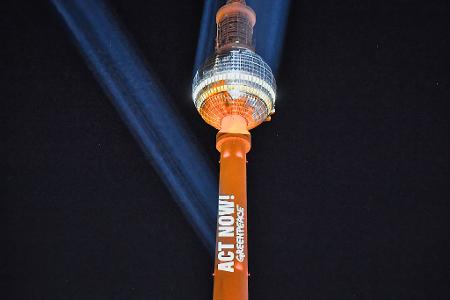 „Act Now“-Appell: Protest für konsequenten Klimaschutz am Fernsehturm in Berlin.