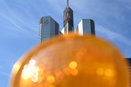 Dämpfer im dritten Quartal, aber Kurs auf Milliardengewinn 2025: Die Commerzbank in Frankfurt. (Archivbild)