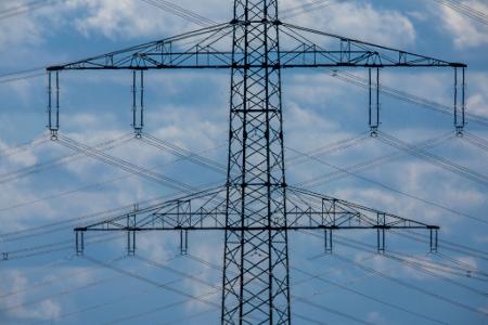 Die Stromkosten in Deutschland sind laut DIHK doppelt hoch wie in Frankreich (Archivbild)