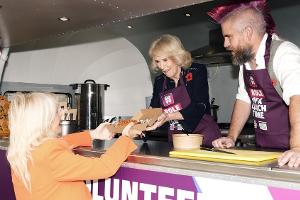 Königin Camilla verschenkt Ofenkartoffeln aus Imbisswagen