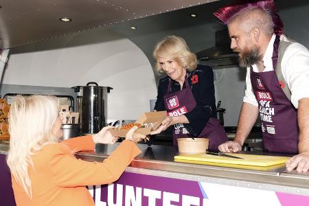 Königin Camilla verschenkt Ofenkartoffeln aus Imbisswagen