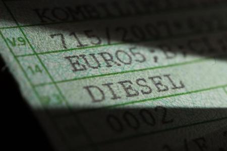Der Papier-Fahrzeugschein könnte bald Geschichte sein.