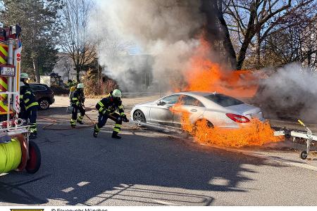 Die Feuerwehr München im Einsatz beim Brand einer Kehrmaschine und eines Pkw auf der Drygalski-Allee.