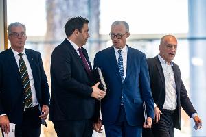 Die Stahlindustrie ist laut Bundeskanzler Merz in einer "existenzbedrohenden Krise". Bei einem "Stahlgipfel" im Kanzleramt ging es um Gegenmaßnahmen. 