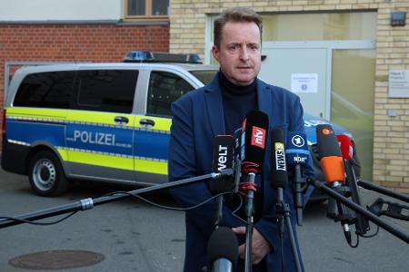 Oberstaatsanwalt Harald Nowack gibt in Rostrock bekannt, worauf viele wochenlang gewartet haben: Im Fakk des achtjährigen Fabian ist ein Haftbefehl ergangen.