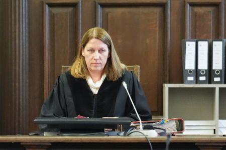 Die Vorsitzende Richterin unterbrach die Erklärung der Angeklagten Block mehrfach.