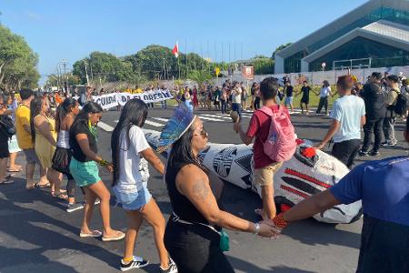 Aktivisten tanzen, um anlässlich der Weltklimakonferenz #COP30 zu protestieren.