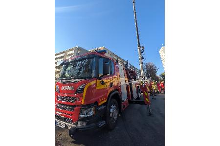 © Feuerwehr Dresden
Eine Drehleiter wird in Stellung gebracht.
