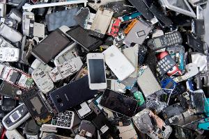 Der Handel wird unter anderem verpflichtet, Rückgabestellen für alte Mobiltelefone, Taschenlampen oder Elektrorasierer einheitlich zu kennzeichnen. (Archivbild)