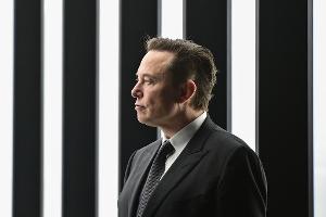Musk könnte Aktien im Wert von einer Billion Dollar bekommen - wenn Tesla in zehn Jahren ambitionierte Ziele erfüllt. (Archivbild)