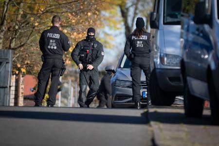 Die Polizei durchsuchte am Donnerstag erneut Häuser.