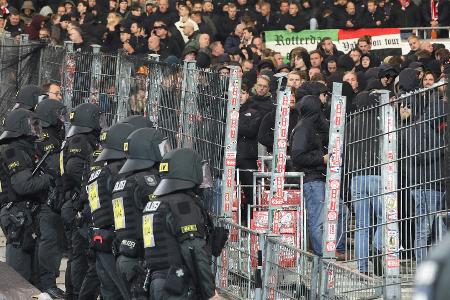 Anhänger von Feyenoord randalieren in Stuttgart