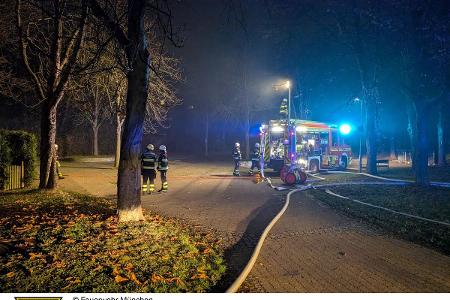Die Feuerwehr München bei einem Brandeinsatz in der Guardinistraße mit zwei verletzten Frauen.