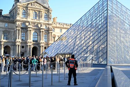 Laut Louvre-Direktoren gibt es bereits mehrere Mäzene, die ihre Unterstützung bei der Renovierung der Krone zugesagt haben. 