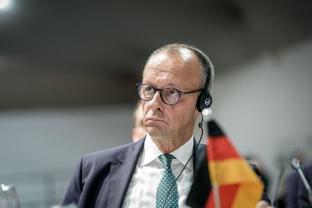 Ernster Blick im Plenum: Merz bei der COP30 in Belém.