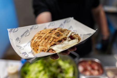 14 Euro kostet eine der gefüllten Teigtaschen. 