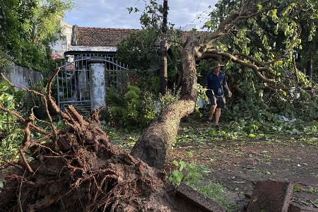 Es kam in Vietnam zu Stromausfällen, Bäume wurden entwurzelt, zudem wurden Flüge gestrichen.