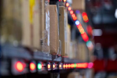 Der deutsche Zoll untersucht Pakete an Flughäfen stichprobenartig.