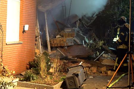 Die Suche nach einem 83-Jährigen in den Trümmern eines Reihenhauses geht auch am Samstag weiter.