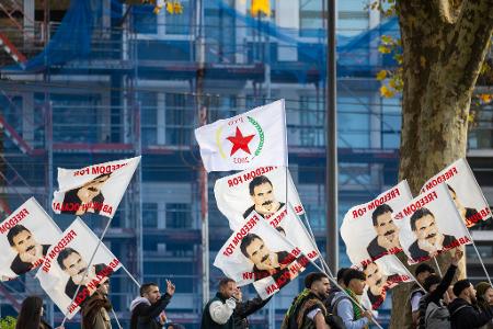 Kurden demonstrieren für die Freilassung von Abdullah Öcalan.