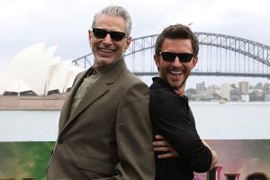 Jonathan Bailey und Jeff Goldblum besingen "Sexiest Man Alive"-Titel