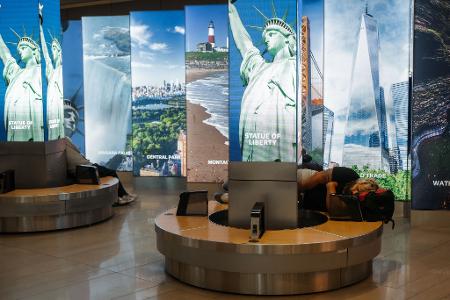 An vielen Flughäfen in den USA müssen Reisende sich auf lange Wartezeiten einstellen - so wie hier am LaGuardia International Airport in New York. 