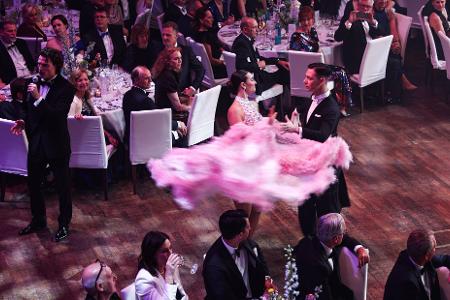 Professionelle Tänzer tanzen einen Wiener Walzer auf dem 43. Deutschen Sportpresseball in der Alten Oper in Frankfurt.
