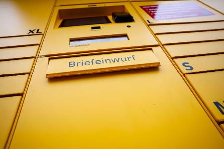 In der Poststation ist ein Briefkasten integriert und man kann Briefmarken kaufen. 