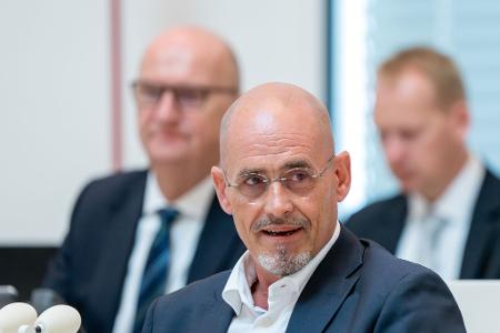 Die SPD/BSW-Koalition - darunter Ministerpräsident Dietmar Woidke (SPD) und BSW-Fraktionschef Niels-Olaf Lüders - berät über zwei umstrittene Medienstaatsverträge (Archivbild).