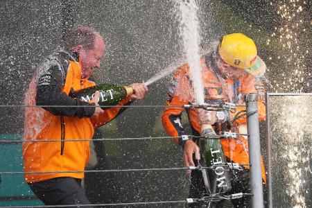 Motorsport: Formel-1-Weltmeisterschaft, Grand Prix von Brasilien, Rennen. McLaren Rennleiter Mark Norris, links, versprüht Champagner für den britischen McLaren-Piloten Lando Norris auf dem Podium.