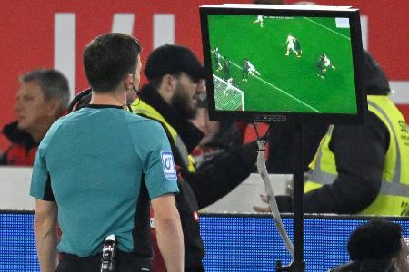 FC Augsburg: Schlotterbeck erbost, Rieder zuversichtlich