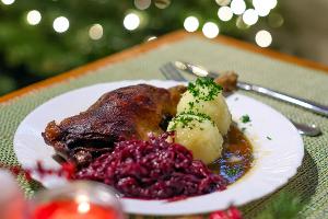 Da läuft einigen das Wasser im Mund zusammen, aber nicht allen: eine Portion knusprige Gänsekeule mit Rotkohl und Klößen. (Archivbild)