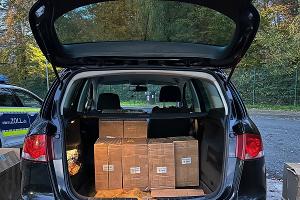 Die Kartons mit den unversteuerten sowie illegalen Vapes waren auf der Rücksitzbank und im Kofferraum des Pkws verstaut/Foto: Hauptzollamt Bielefeld