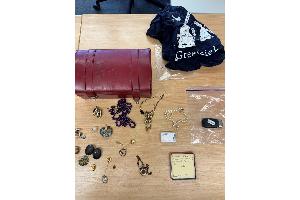 Bereits am Dienstag (14.10.2025) fand ein Zeuge unter anderem mehrere Schmuckstücke sowie einen Fahrzeugschlüssel. Die Ermittler der Kriminalpolizei schließen nicht aus, dass es sich bei den Gegenständen um Diebesgut handelt.