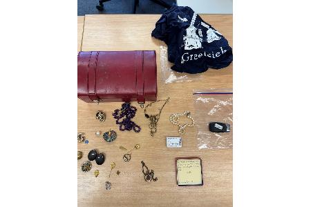 Bereits am Dienstag (14.10.2025) fand ein Zeuge unter anderem mehrere Schmuckstücke sowie einen Fahrzeugschlüssel. Die Ermittler der Kriminalpolizei schließen nicht aus, dass es sich bei den Gegenständen um Diebesgut handelt.
