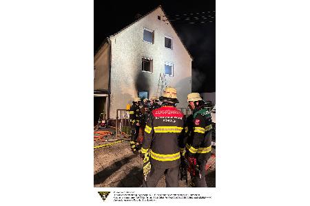 Einsatzkräfte der Feuerwehr München bei einem Brand in der Himmelschlüsselstraße