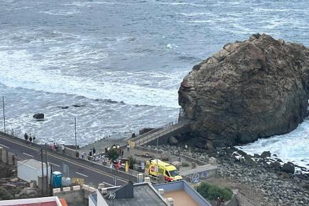 Der Rettungsdienst versorgt am Strand von Roque de Las Bodegas mehrere Menschen, die durch eine Riesenwelle verletzt wurden.
