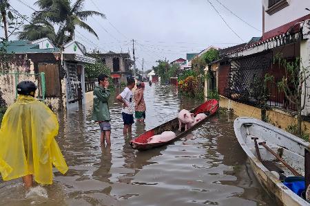 Menschen konnten sich teilweise nur noch mit Booten fortbewegen.
