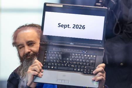 Der Angeklagte Taleb al-Abdulmohsen hält zu Prozessbeginn seinen Laptop mit der Aufschrift „Sept. 2026“ hoch.