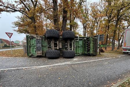 Für die Bergung des Anhängers musste die Kreuzung in Wöbbelin zeitweilig voll gesperrt werden.