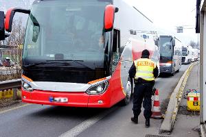 Die Bundespolizei hat bei Grenzkontrollen an der A93 nahe Kiefersfelden zwei gesuchte Männer gefasst.