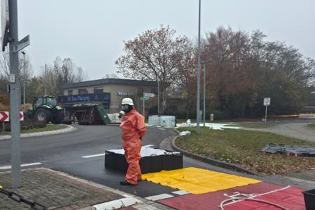 Der verunfallte Anhänger sowie die ausgelaufene Beladung