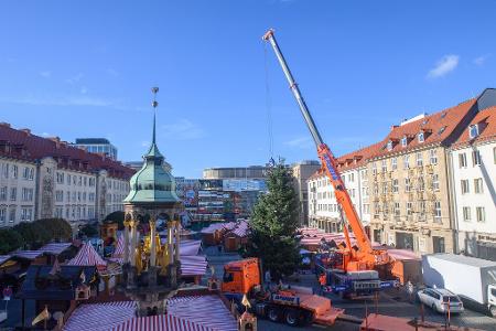 Schon seit Ende Oktober stehen die ersten Buden auf dem Alten Markt vor dem Magdeburger Rathaus. (Archivbild)